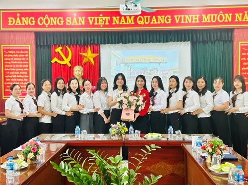 Trường MN Việt Hưng tổ chức Tổng kết và chia tay sinh viên thực tập của Trường Đại học Thủ đô Hà Nội.